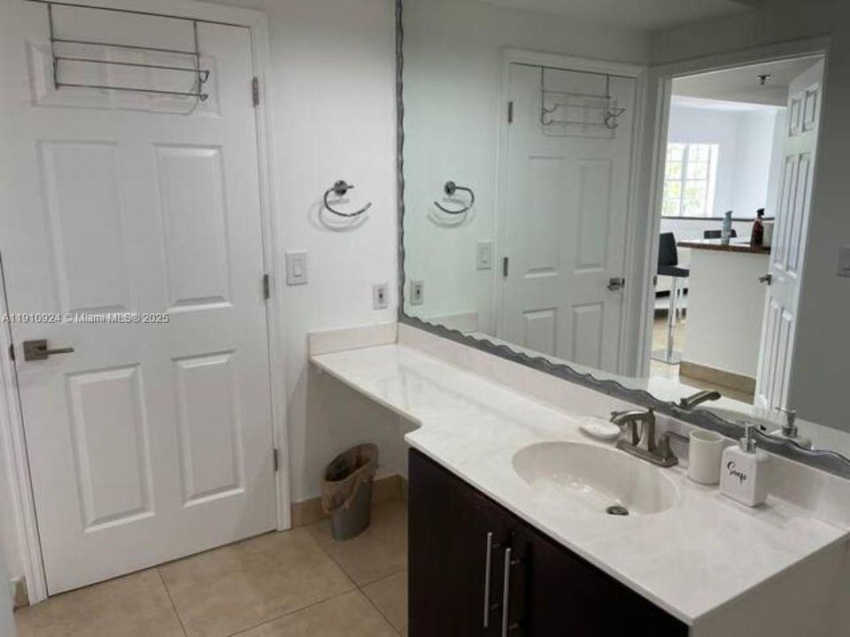 For Sale: $409,000 (1 beds, 1 baths, 1036 Square Feet)