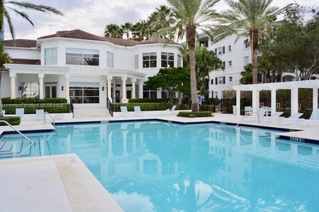 For Sale: $409,000 (1 beds, 1 baths, 1036 Square Feet)