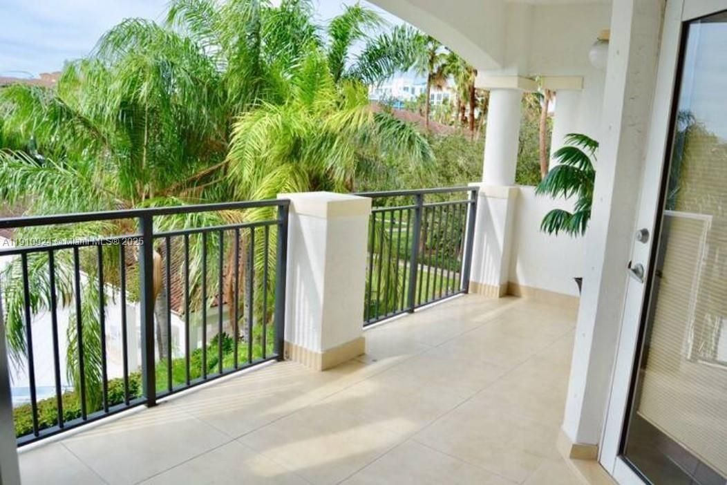 For Sale: $409,000 (1 beds, 1 baths, 1036 Square Feet)