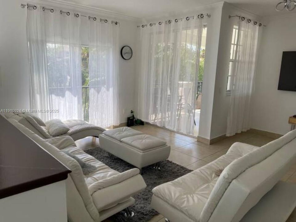 For Sale: $409,000 (1 beds, 1 baths, 1036 Square Feet)