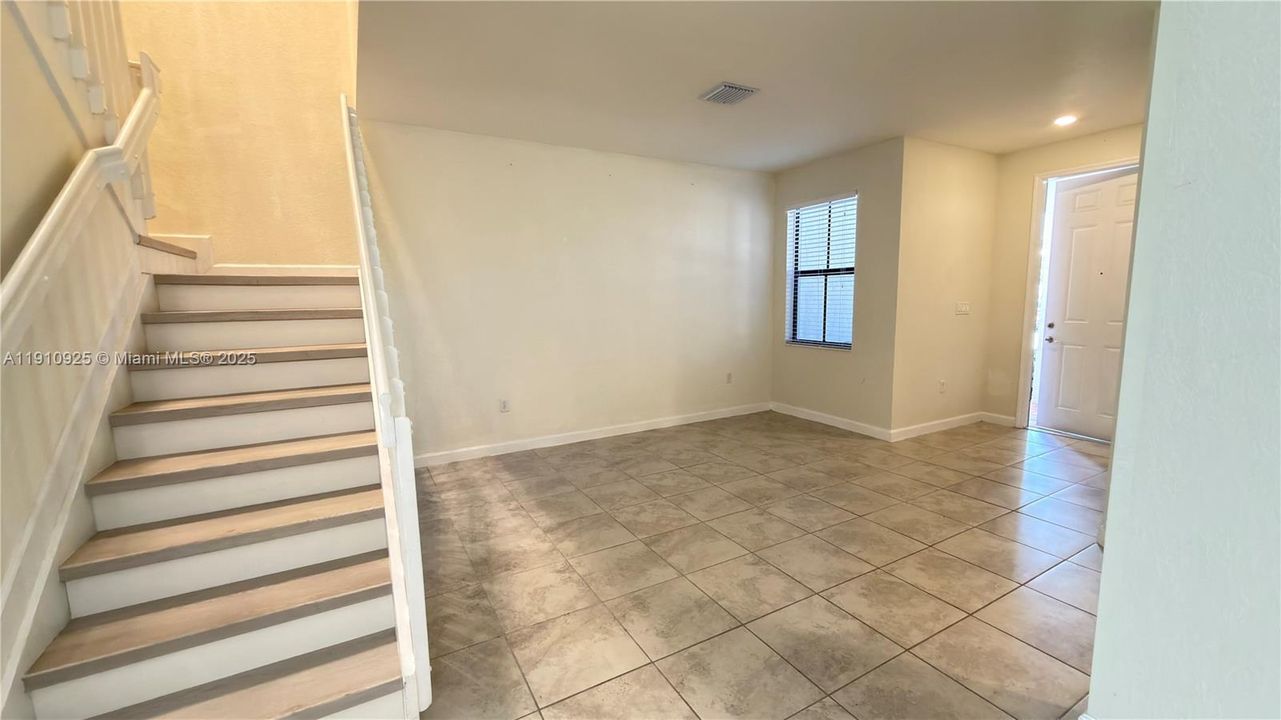 合同活跃: $3,200 (3 贝兹, 2 浴室, 1708 平方英尺)