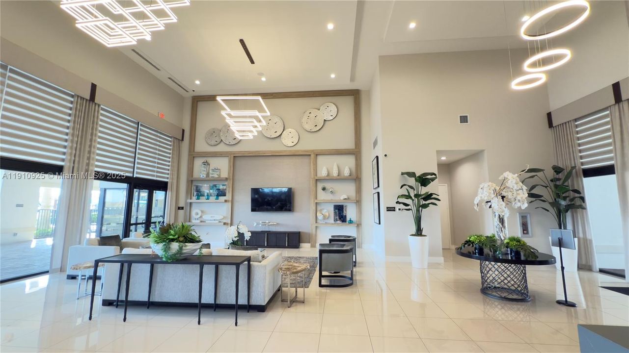 合同活跃: $3,200 (3 贝兹, 2 浴室, 1708 平方英尺)