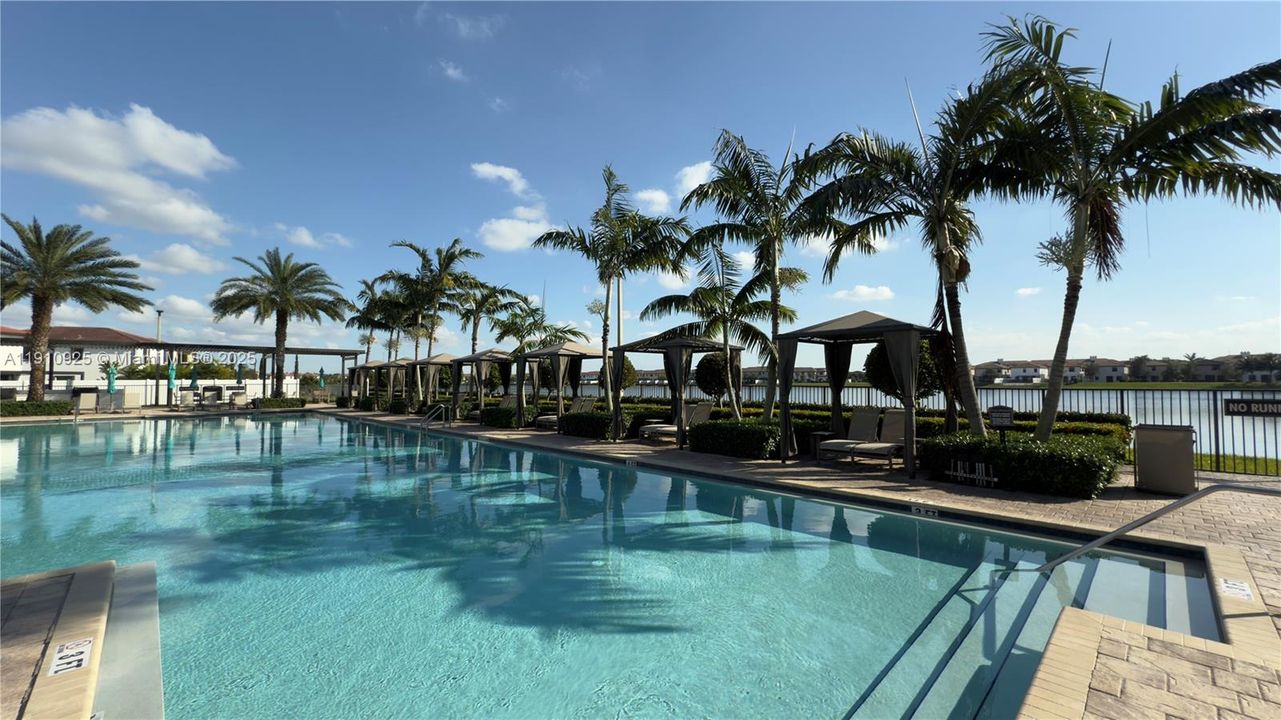 合同活跃: $3,200 (3 贝兹, 2 浴室, 1708 平方英尺)