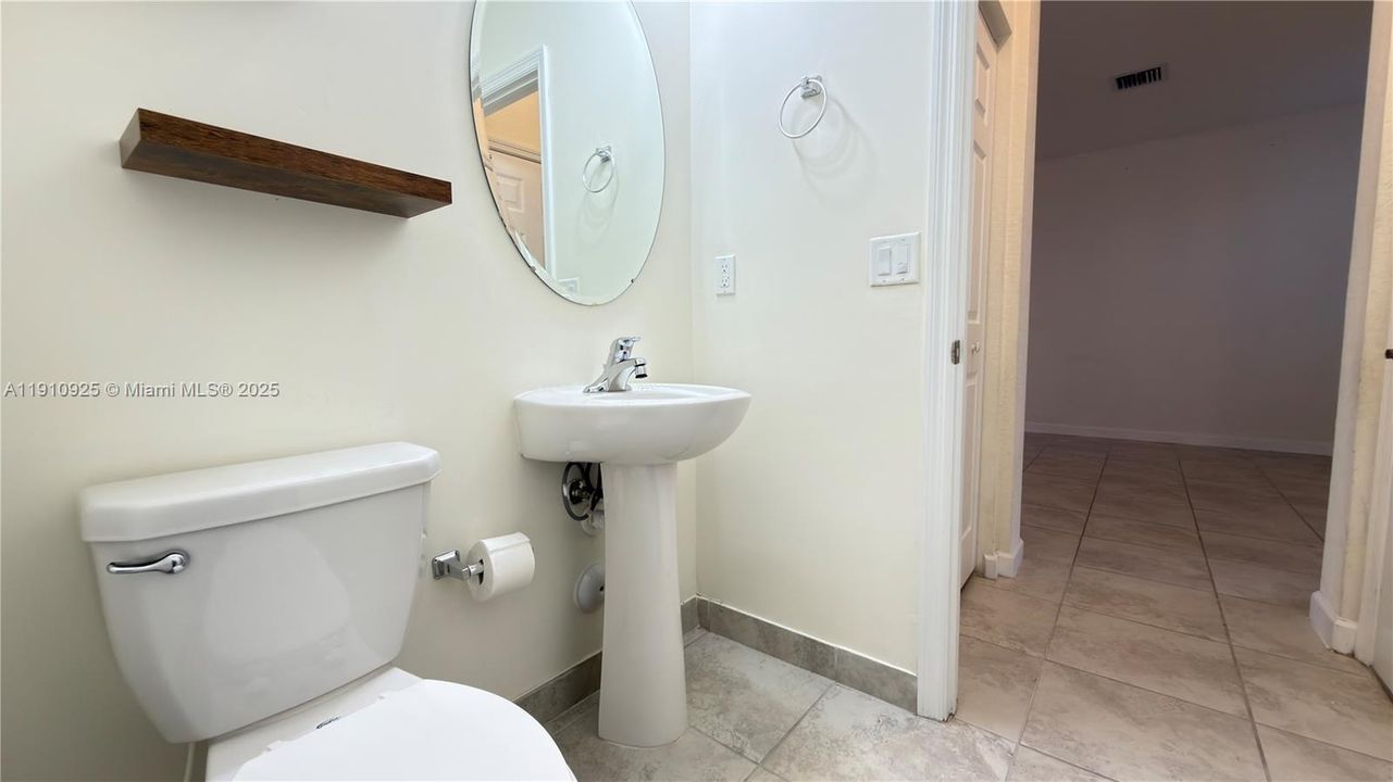 合同活跃: $3,200 (3 贝兹, 2 浴室, 1708 平方英尺)