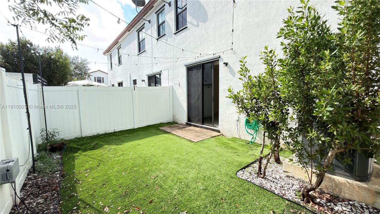 合同活跃: $3,200 (3 贝兹, 2 浴室, 1708 平方英尺)