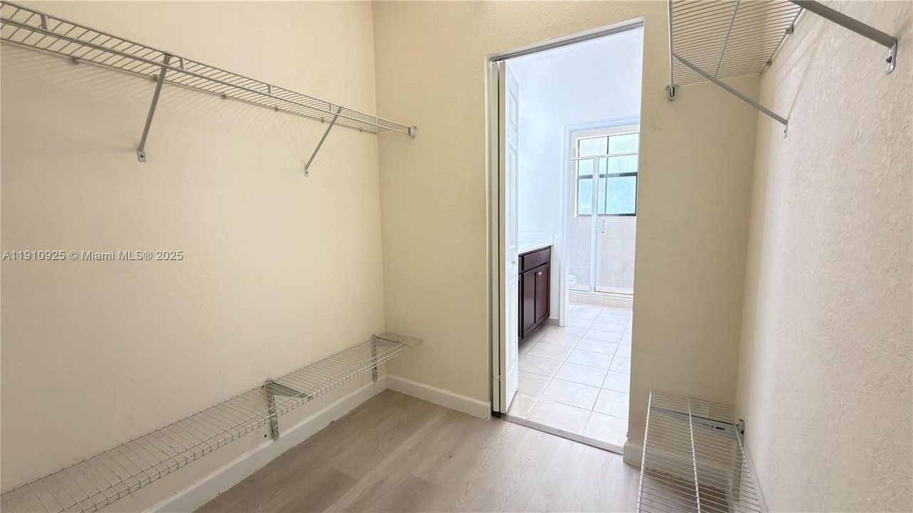 合同活跃: $3,200 (3 贝兹, 2 浴室, 1708 平方英尺)