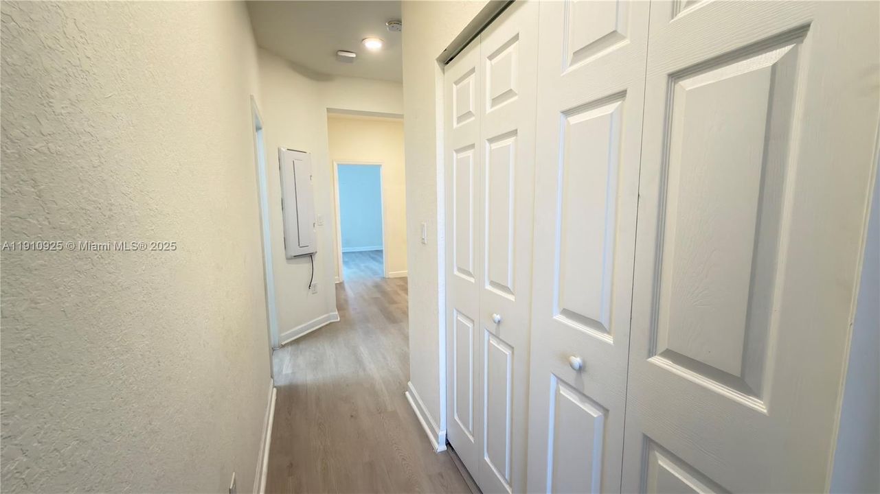 合同活跃: $3,200 (3 贝兹, 2 浴室, 1708 平方英尺)