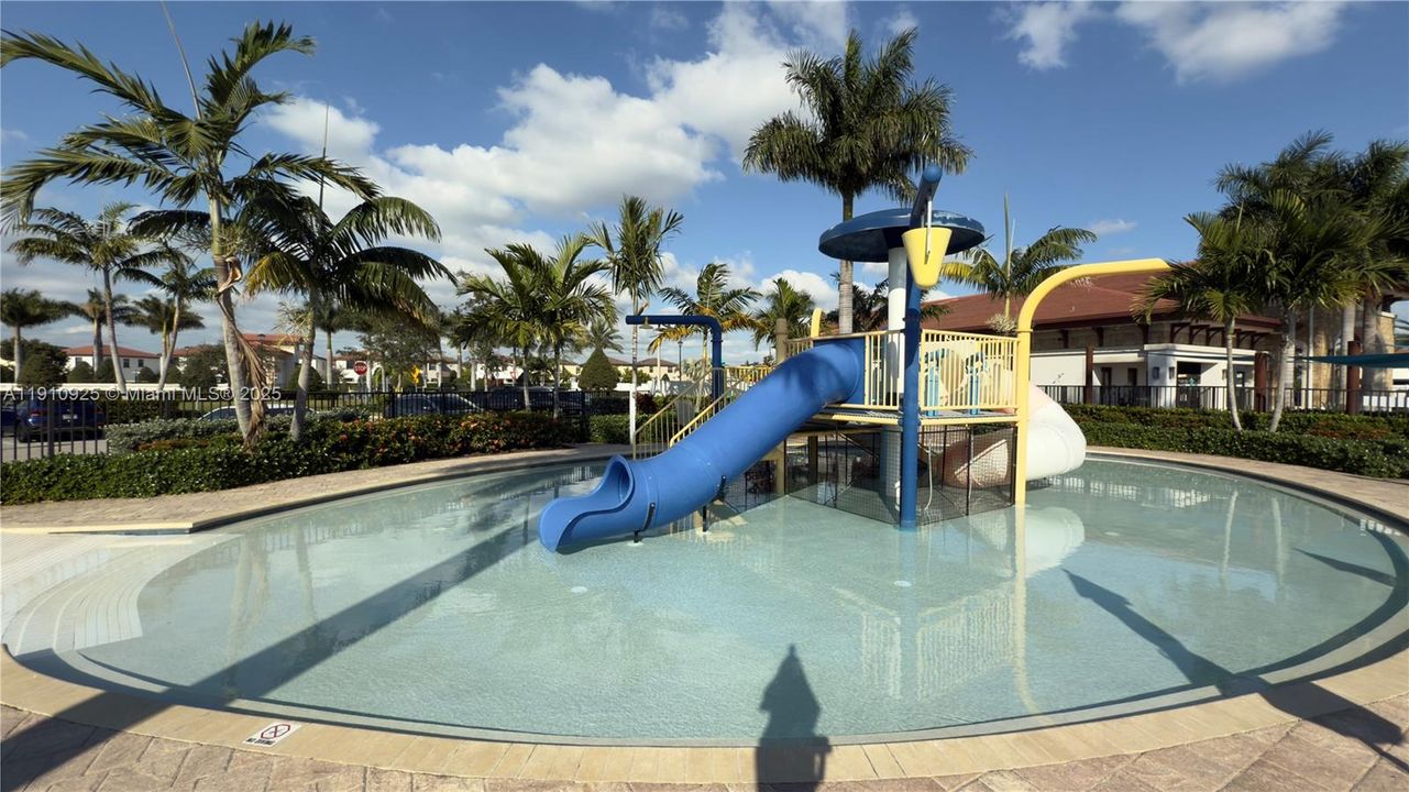 合同活跃: $3,200 (3 贝兹, 2 浴室, 1708 平方英尺)