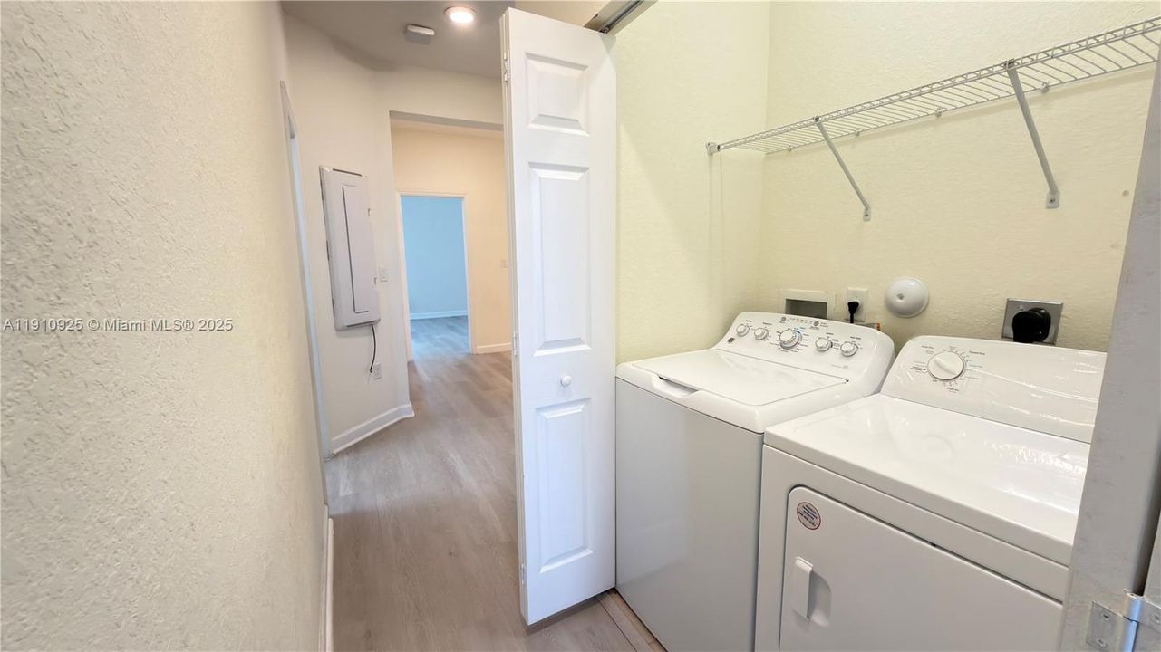 合同活跃: $3,200 (3 贝兹, 2 浴室, 1708 平方英尺)