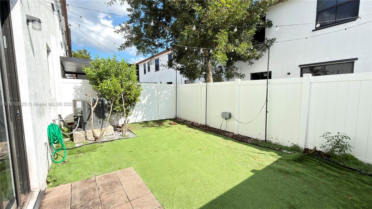 合同活跃: $3,200 (3 贝兹, 2 浴室, 1708 平方英尺)