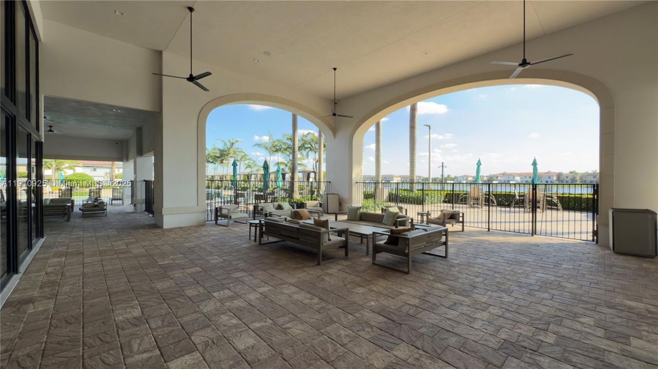 合同活跃: $3,200 (3 贝兹, 2 浴室, 1708 平方英尺)