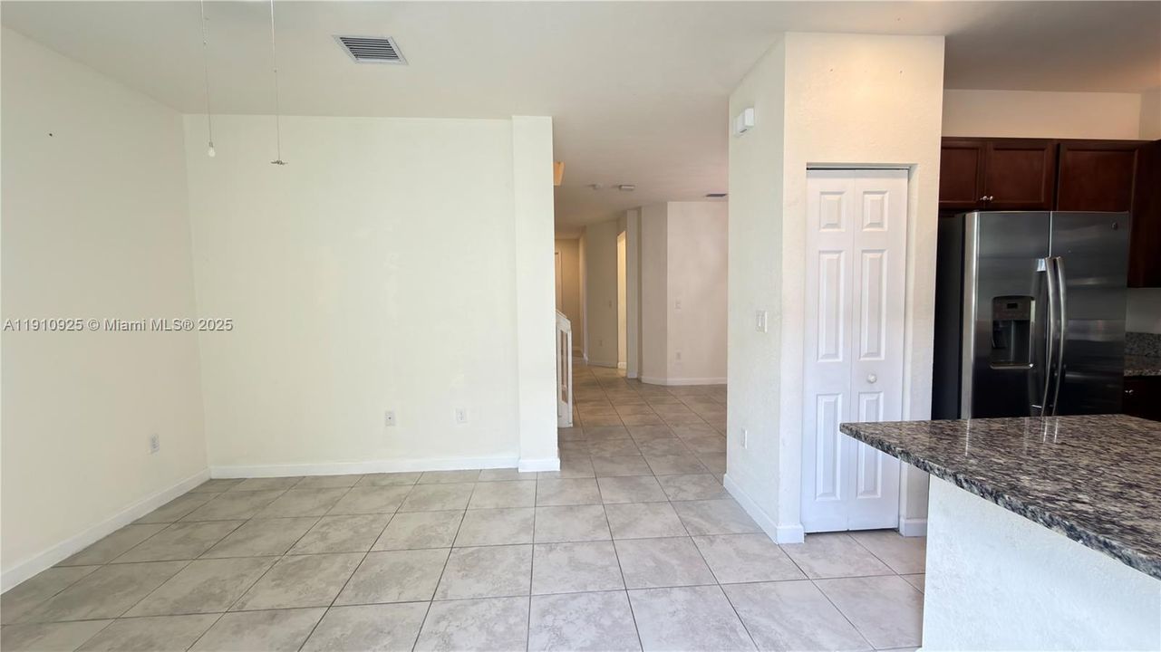 合同活跃: $3,200 (3 贝兹, 2 浴室, 1708 平方英尺)