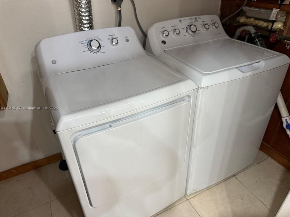 Activo con contrato: $2,250 (3 camas, 1 baños, 952 Pies cuadrados)