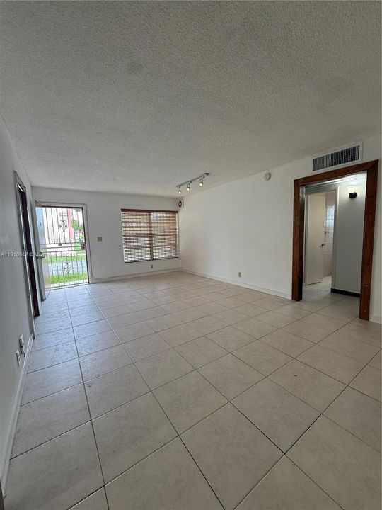 Activo con contrato: $2,250 (3 camas, 1 baños, 952 Pies cuadrados)