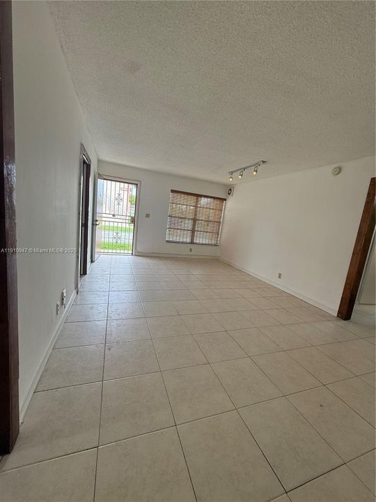 Activo con contrato: $2,250 (3 camas, 1 baños, 952 Pies cuadrados)