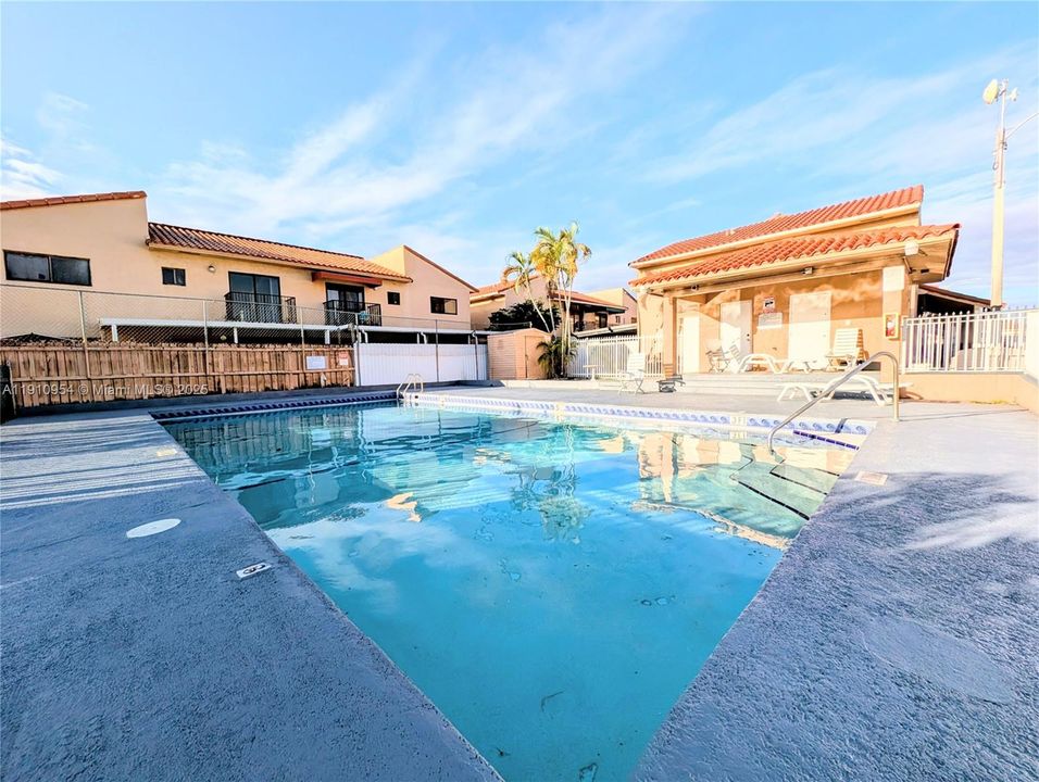 Под контрактом: $329,000 (2 спален, 2 ванн, 885 Квадратных фут)