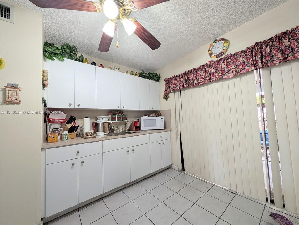 Под контрактом: $329,000 (2 спален, 2 ванн, 885 Квадратных фут)