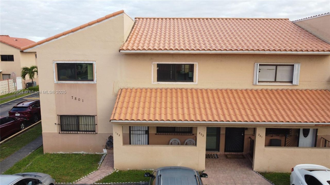 Под контрактом: $329,000 (2 спален, 2 ванн, 885 Квадратных фут)