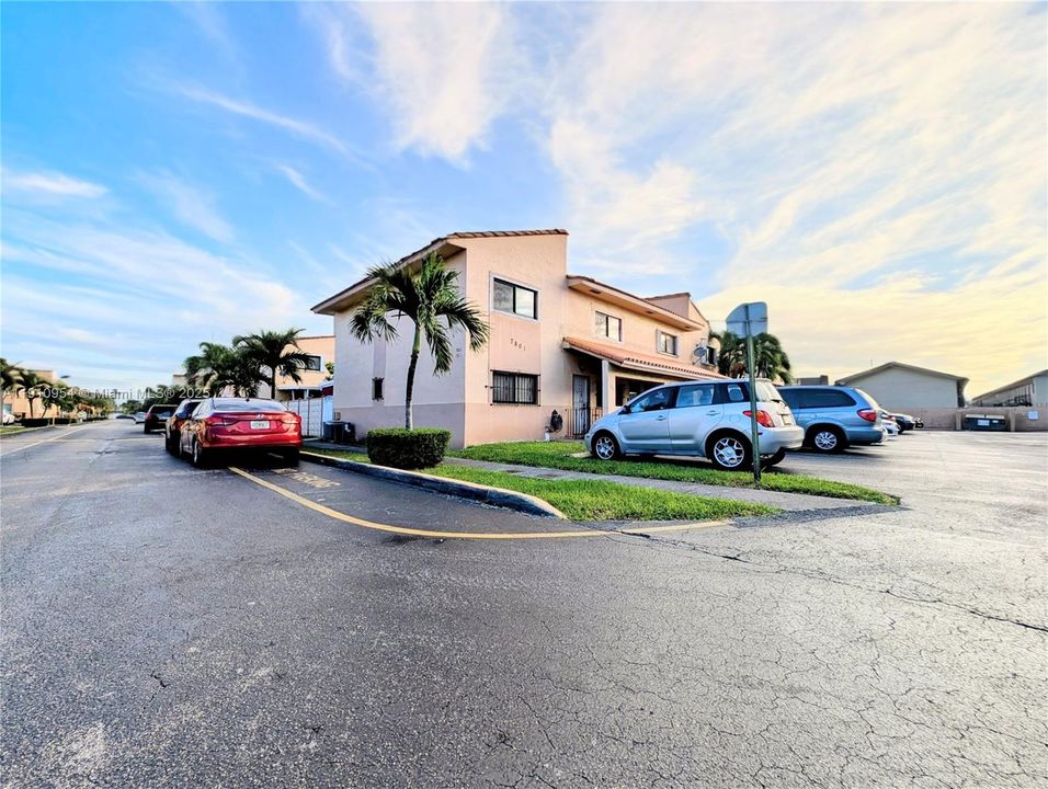 Под контрактом: $329,000 (2 спален, 2 ванн, 885 Квадратных фут)