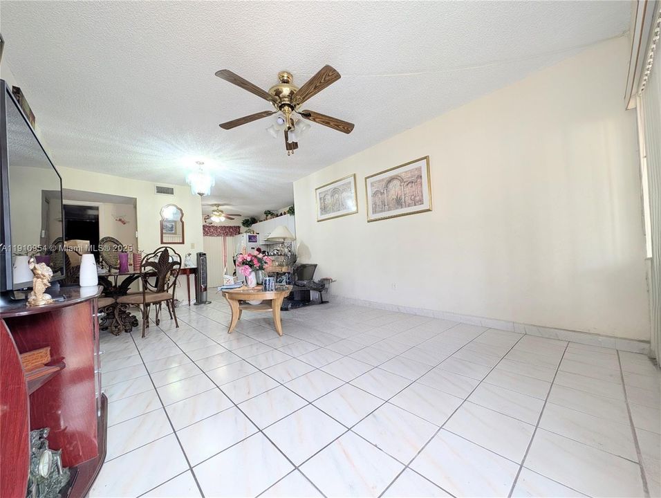 Под контрактом: $329,000 (2 спален, 2 ванн, 885 Квадратных фут)