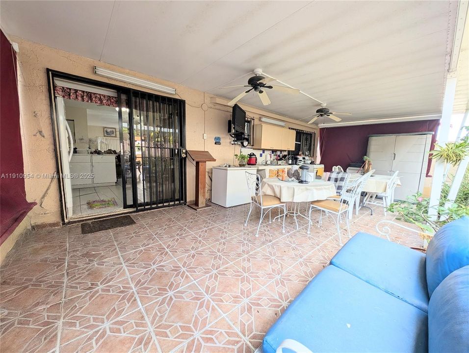 Под контрактом: $329,000 (2 спален, 2 ванн, 885 Квадратных фут)