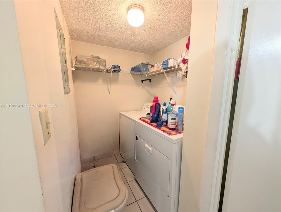 Под контрактом: $329,000 (2 спален, 2 ванн, 885 Квадратных фут)