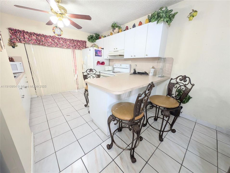 Под контрактом: $329,000 (2 спален, 2 ванн, 885 Квадратных фут)