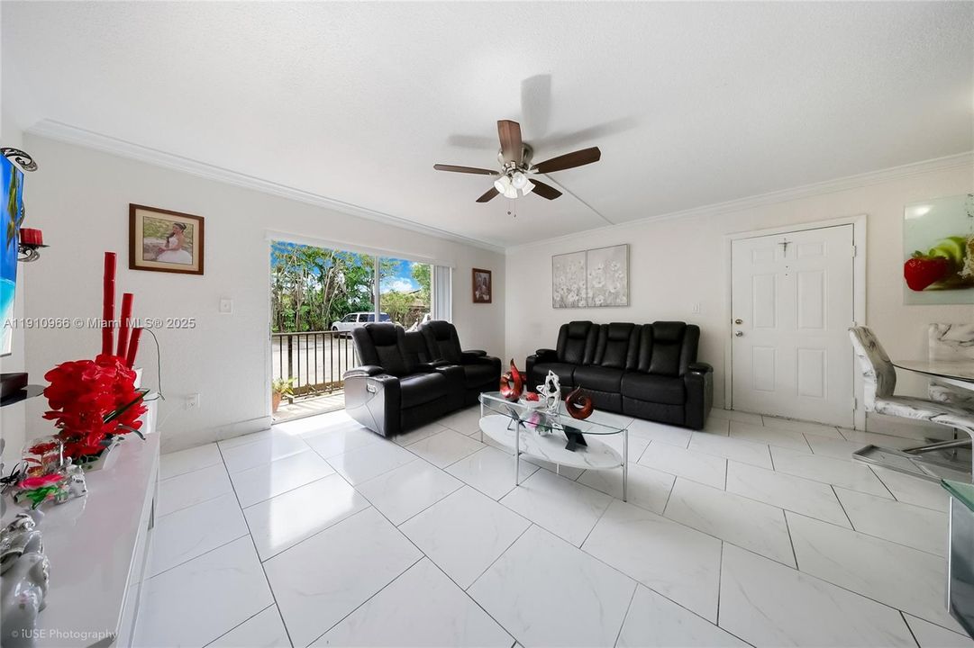 For Sale: $230,000 (2 beds, 1 baths, 780 Square Feet)