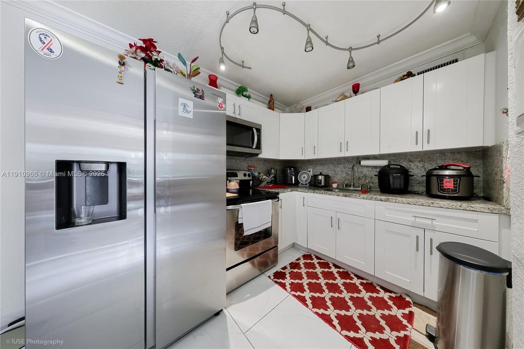 For Sale: $230,000 (2 beds, 1 baths, 780 Square Feet)