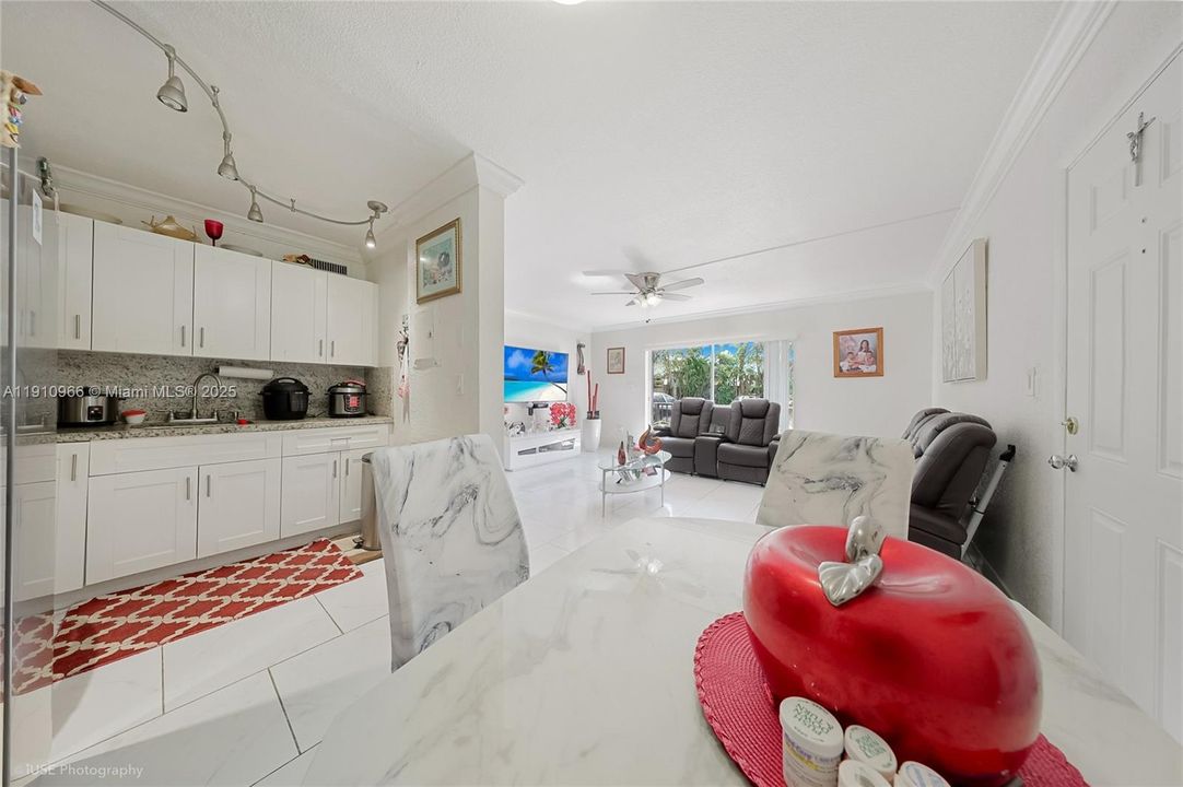 For Sale: $230,000 (2 beds, 1 baths, 780 Square Feet)