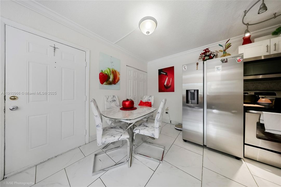 For Sale: $230,000 (2 beds, 1 baths, 780 Square Feet)