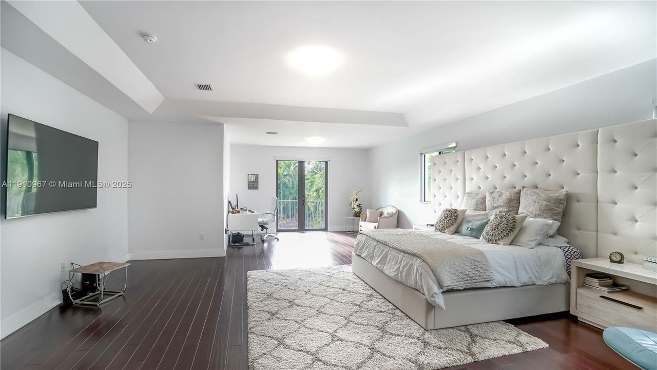 For Sale: $5,095,000 (5 beds, 5 baths, 4696 Square Feet)