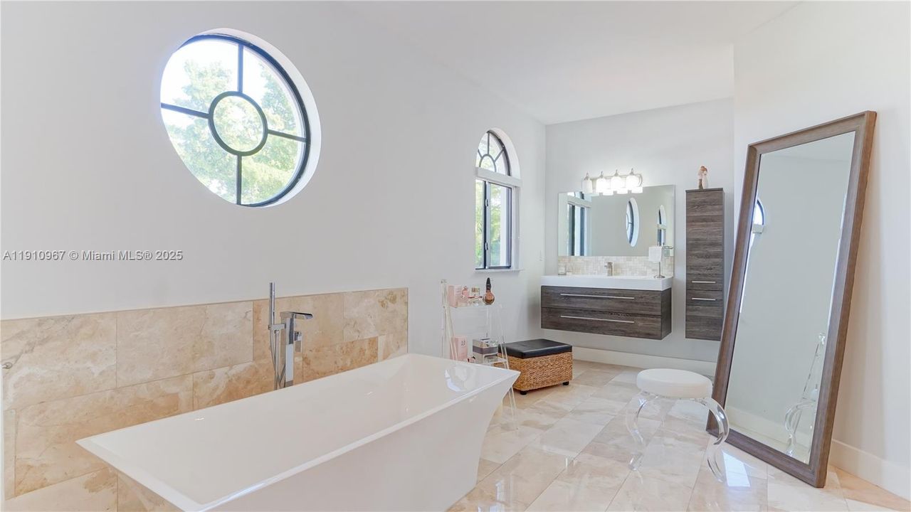 For Sale: $5,095,000 (5 beds, 5 baths, 4696 Square Feet)