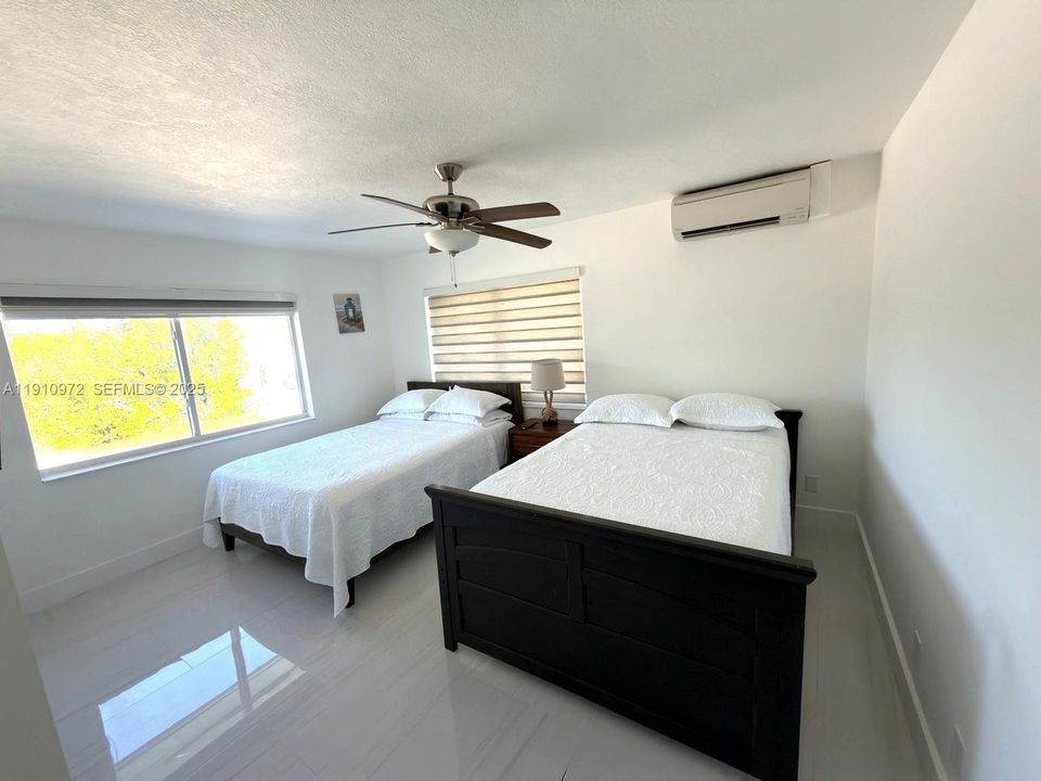 出租: $5,900 (2 贝兹, 1 浴室, 884 平方英尺)