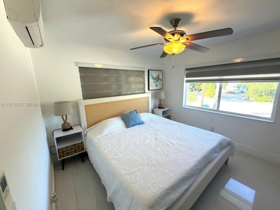 出租: $5,900 (2 贝兹, 1 浴室, 884 平方英尺)