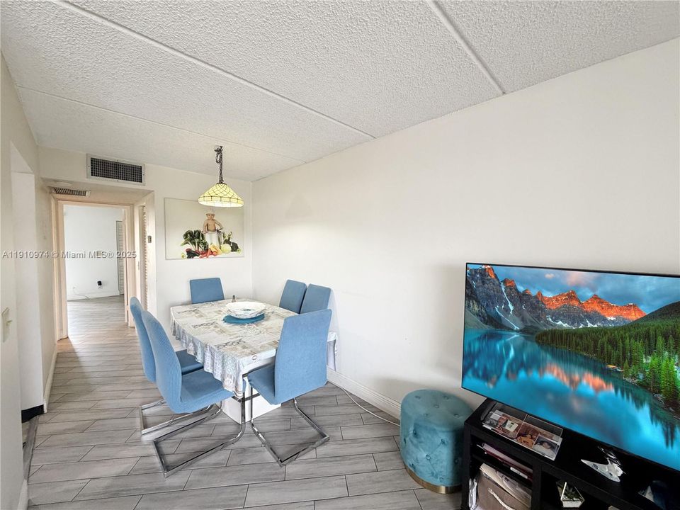 For Sale: $125,000 (1 beds, 1 baths, 650 Square Feet)