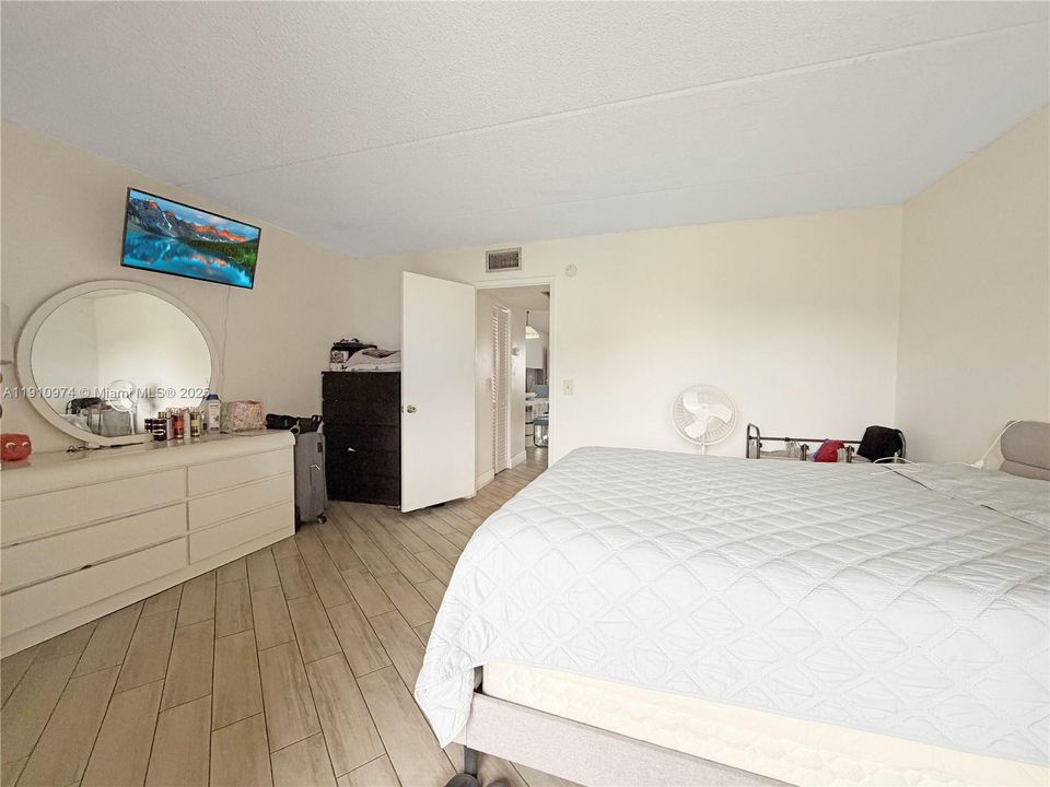 For Sale: $125,000 (1 beds, 1 baths, 650 Square Feet)