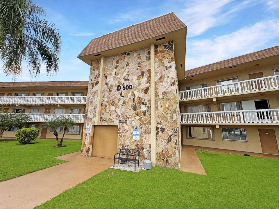 For Sale: $125,000 (1 beds, 1 baths, 650 Square Feet)