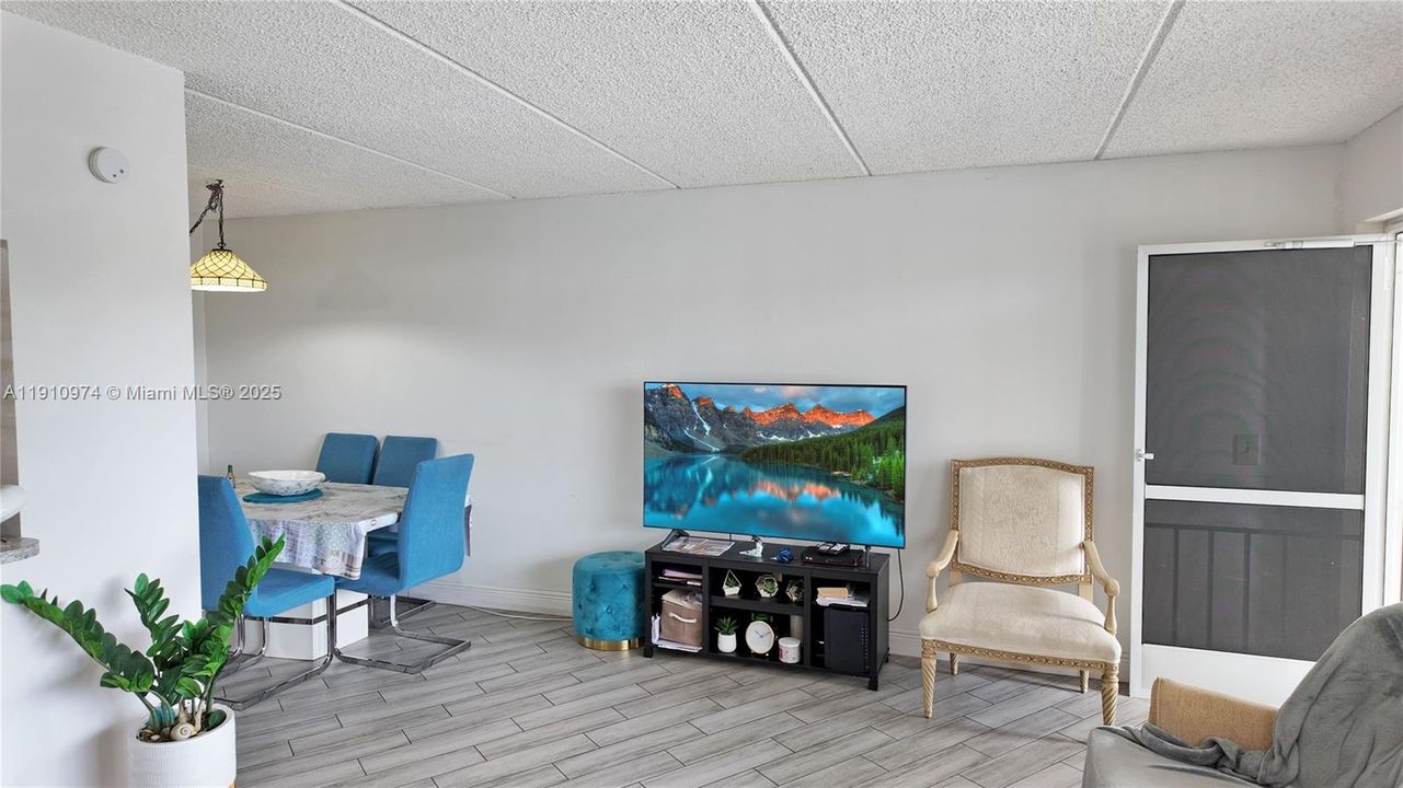 For Sale: $125,000 (1 beds, 1 baths, 650 Square Feet)