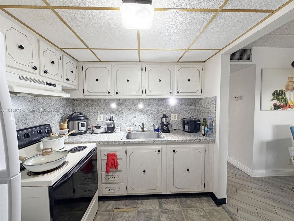 For Sale: $125,000 (1 beds, 1 baths, 650 Square Feet)