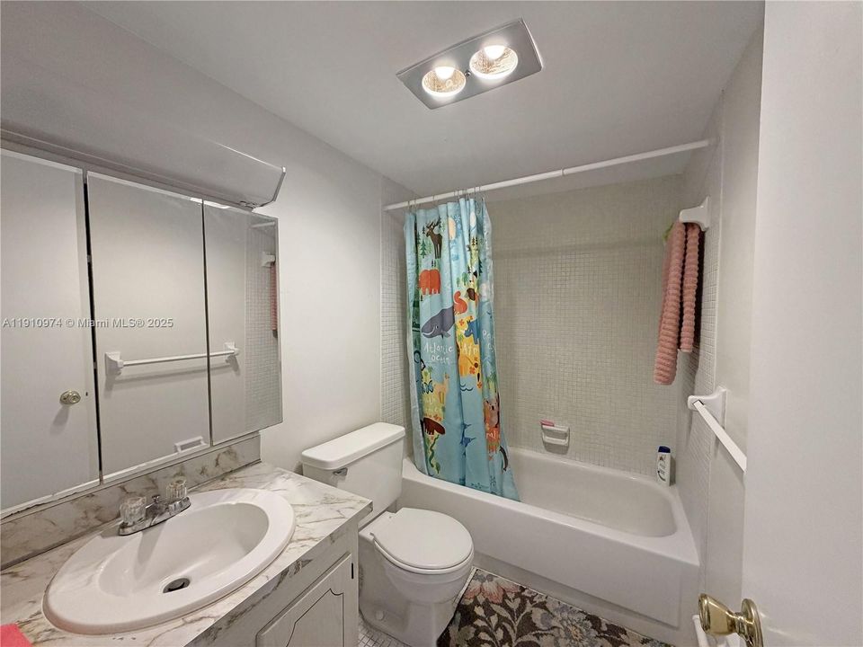 For Sale: $125,000 (1 beds, 1 baths, 650 Square Feet)