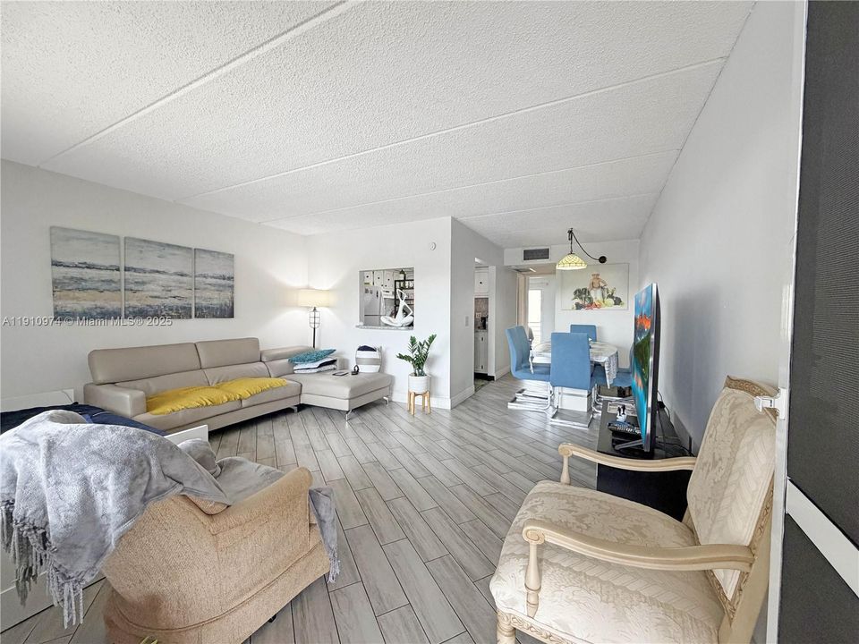 For Sale: $125,000 (1 beds, 1 baths, 650 Square Feet)