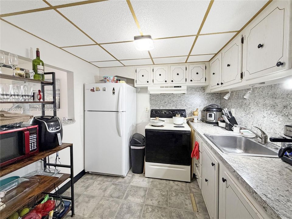 For Sale: $125,000 (1 beds, 1 baths, 650 Square Feet)