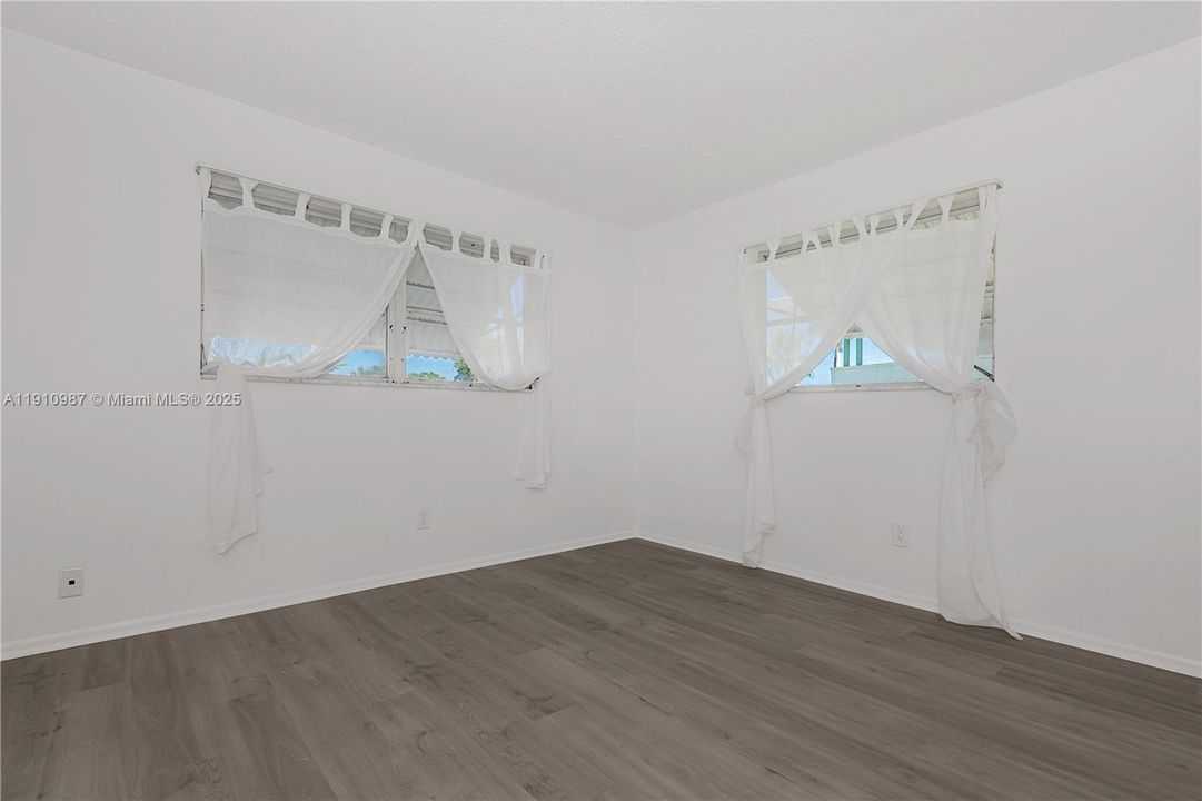 待售: $290,000 (2 贝兹, 1 浴室, 1034 平方英尺)