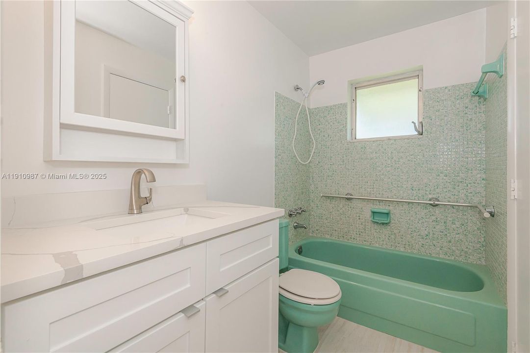 待售: $290,000 (2 贝兹, 1 浴室, 1034 平方英尺)