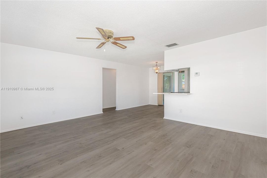 待售: $290,000 (2 贝兹, 1 浴室, 1034 平方英尺)