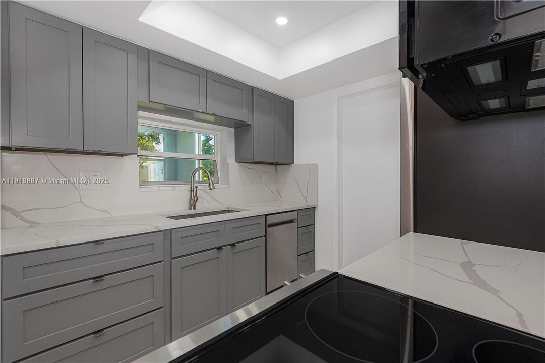 待售: $290,000 (2 贝兹, 1 浴室, 1034 平方英尺)