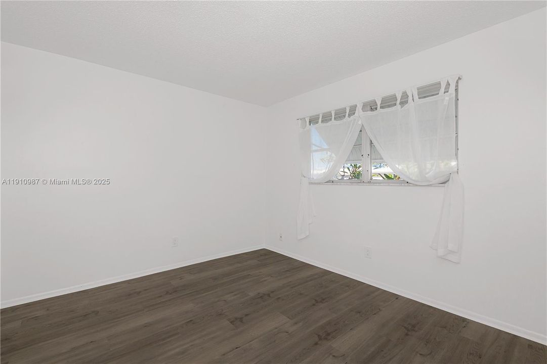 待售: $290,000 (2 贝兹, 1 浴室, 1034 平方英尺)