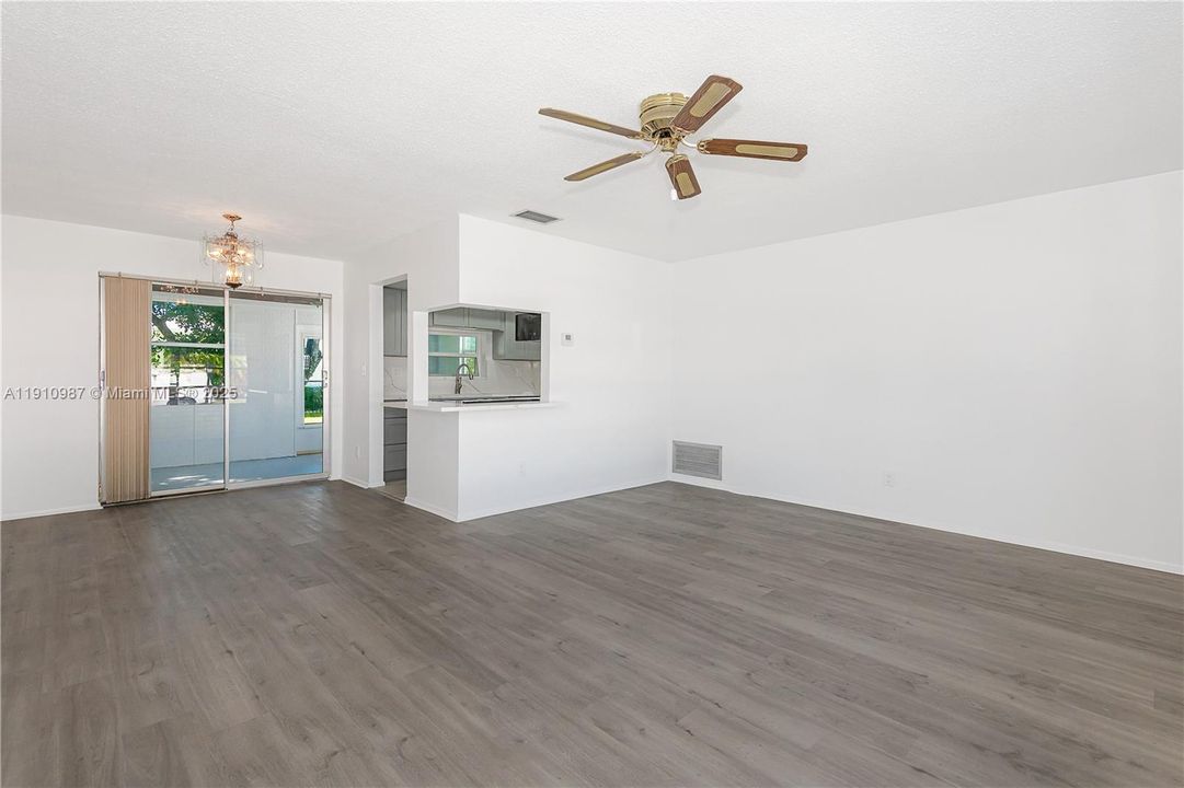 待售: $290,000 (2 贝兹, 1 浴室, 1034 平方英尺)