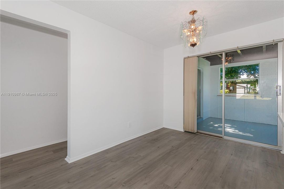 待售: $290,000 (2 贝兹, 1 浴室, 1034 平方英尺)